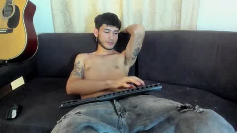 Snapshot of henrik_senn chatting on 11.08.25 henrik_senn online show from 11.08.25