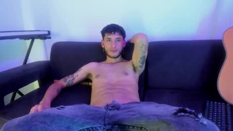 Snapshot of henrik_senn chatting on 11.15.25 henrik_senn online show from 11.15.25