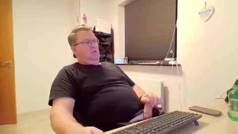 Snapshot of henrikrp1971 chatting on 12.28.24 henrikrp1971 online show from 12.28.24