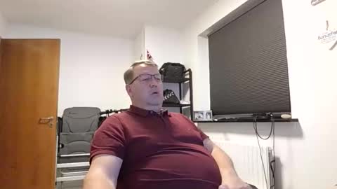 Snapshot of henrikrp1971 chatting on 10.25.25 henrikrp1971 online show from 10.25.25