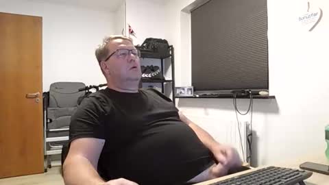 Snapshot of henrikrp1971 chatting on 11.16.25 henrikrp1971 online show from 11.16.25