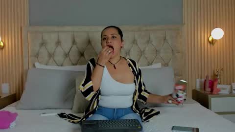 Snapshot of hera_goddesss chatting on 10.15.25 Hera online show from 10.15.25