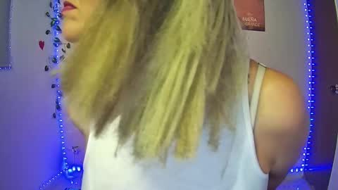 Snapshot of hestesiaxx chatting on 03.05.25 Hestesiaxx online show from 03.05.25