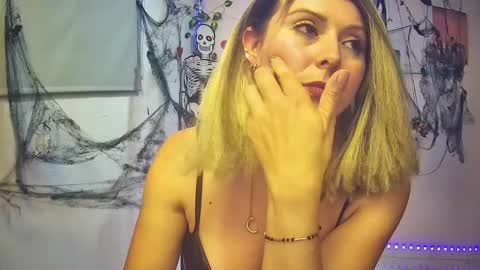 Snapshot of hestesiaxx chatting on 10.16.25 Hestesiaxx online show from 10.16.25