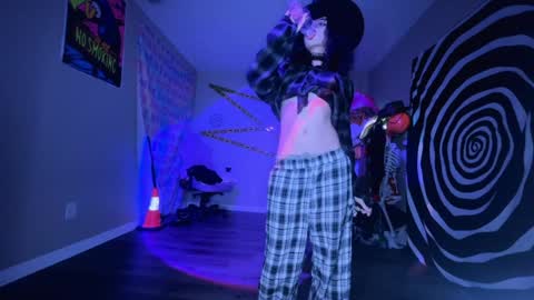 Snapshot of hexivu chatting on 11.17.25 salem online show from 11.17.25