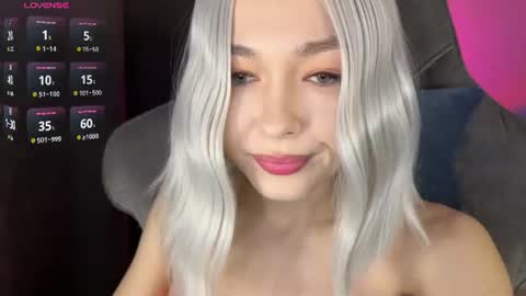 Snapshot of hey_nora_ chatting on 06.17.26 Nora online show from 06.17.26