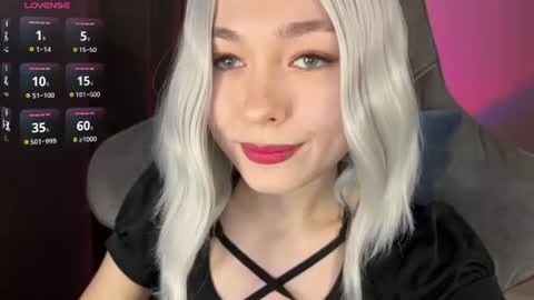 Snapshot of hey_nora_ chatting on 06.19.26 Nora online show from 06.19.26