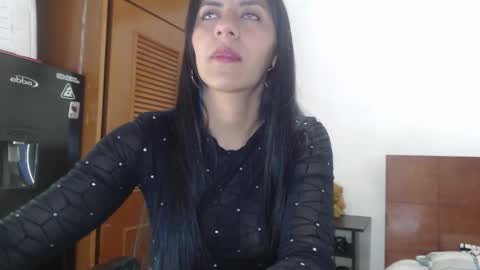 hilaril18 online show from 01.19.25