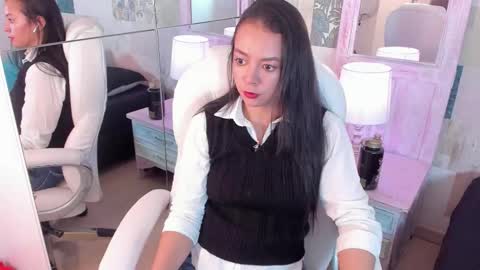 Snapshot of hillary_chen chatting on 11.03.25 Hillary online show from 11.03.25