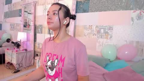 Snapshot of hillary_chen chatting on 11.14.25 Hillary online show from 11.14.25