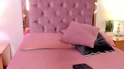 Snapshot of hillary_chen chatting on 11.26.25 Hillary online show from 11.26.25