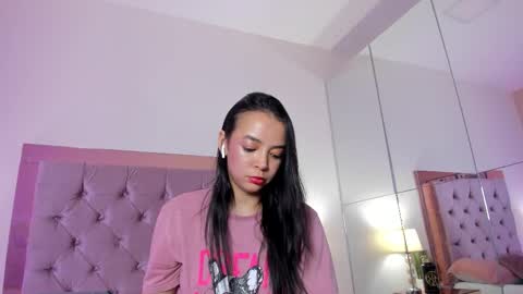 Snapshot of hillary_chen chatting on 11.27.25 Hillary online show from 11.27.25