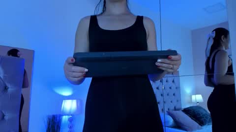 Snapshot of hillary_chen chatting on 11.28.25 Hillary online show from 11.28.25