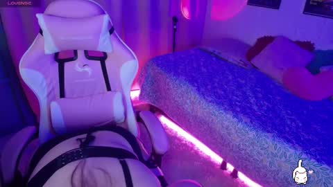 Snapshot of hinata_te3n chatting on 09.23.25 violet moon online show from 09.23.25