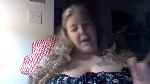 hippysnewhere online show from 04.28.26