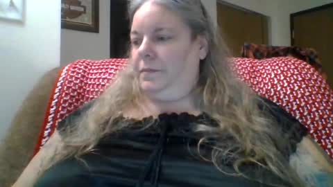 Snapshot of hippysnewhere chatting on 06.13.26 hippysnewhere online show from 06.13.26