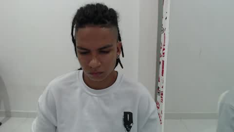 Snapshot of hispanic_boy chatting on 01.18.25 Juan c online show from 01.18.25