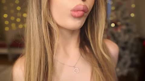 Snapshot of holayoula chatting on 01.06.26 Moni Monica online show from 01.06.26