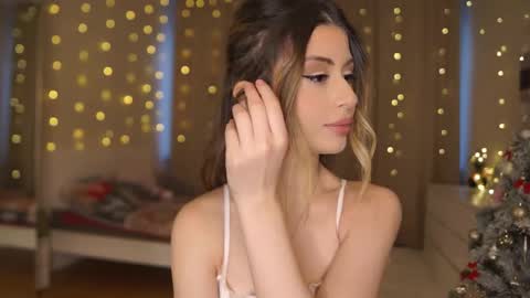 Snapshot of holayoula chatting on 01.08.26 Moni Monica online show from 01.08.26