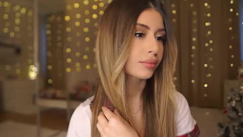 Snapshot of holayoula chatting on 01.09.26 Moni Monica online show from 01.09.26