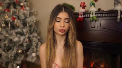 Snapshot of holayoula chatting on 01.11.26 Moni Monica online show from 01.11.26