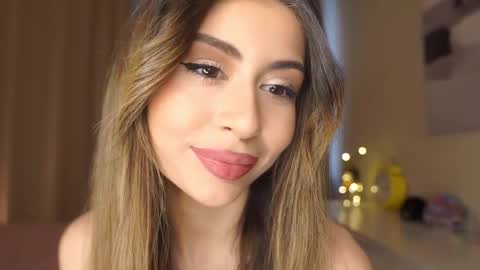 Snapshot of holayoula chatting on 02.12.26 Moni Monica online show from 02.12.26