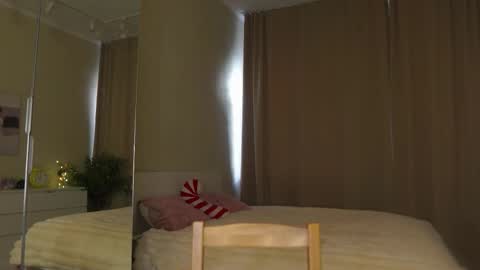 Snapshot of holayoula chatting on 03.11.26 Moni Monica online show from 03.11.26