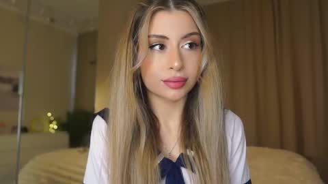 Snapshot of holayoula chatting on 03.12.26 Moni Monica online show from 03.12.26