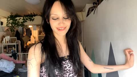Snapshot of holliedavine chatting on 05.29.26 Ava online show from 05.29.26