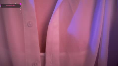 Snapshot of holly_molly_69 chatting on 05.17.26 Molly online show from 05.17.26