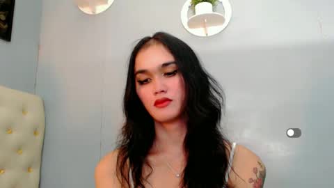 Snapshot of holly_sunshine69 chatting on 12.23.24 Apple online show from 12.23.24