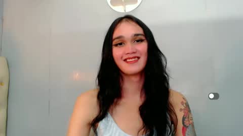 Snapshot of holly_sunshine69 chatting on 01.06.25 Apple online show from 01.06.25