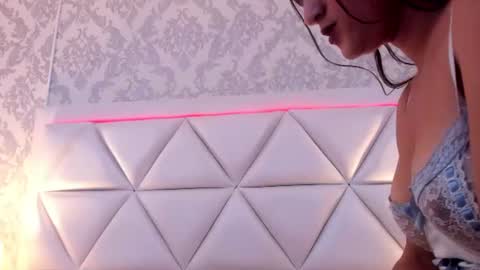 Snapshot of hollyolson chatting on 07.17.26 Holly online show from 07.17.26