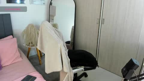Snapshot of hollyprincess_2 chatting on 05.04.26 holly princess mermaid online show from 05.04.26