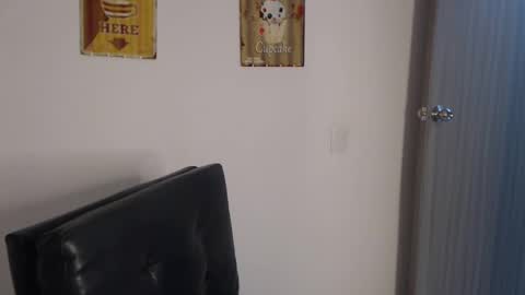 hollyshit_ online show from 02.27.25