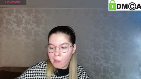 Welcome guys  Pleasure to see you all here  My name is MichaelaTip menu is active Private is open  online show from 12.27.24