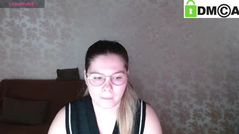 Welcome guys  Pleasure to see you all here  My name is MichaelaTip menu is active Private is open  online show from 03.06.25