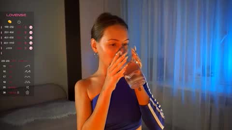 Snapshot of holyvivian chatting on 09.14.25 V online show from 09.14.25