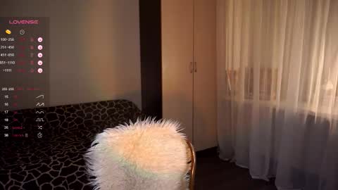 Snapshot of holyvivian chatting on 09.21.25 V online show from 09.21.25