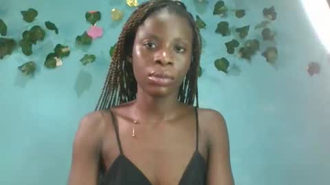 Snapshot of honey_bug2 chatting on 11.04.25 Queen online show from 11.04.25