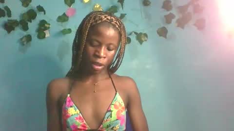 Snapshot of honey_bug2 chatting on 11.08.25 Queen online show from 11.08.25