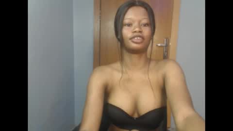 Snapshot of honey_juicydoll chatting on 10.08.25 Sonia online show from 10.08.25