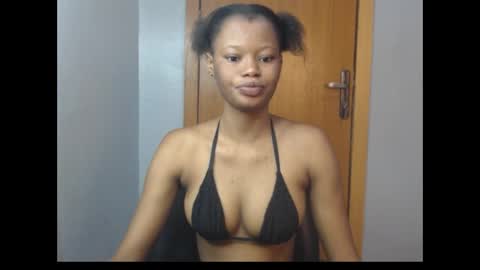 Snapshot of honey_juicydoll chatting on 10.18.25 Sonia online show from 10.18.25