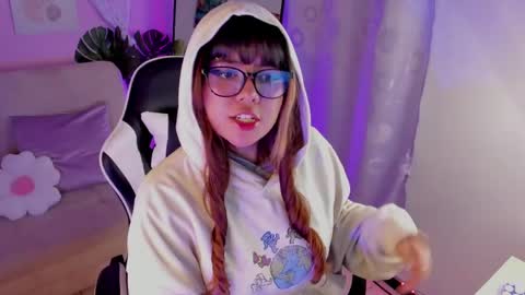 Snapshot of honey_m0on chatting on 05.21.26 Milenka online show from 05.21.26