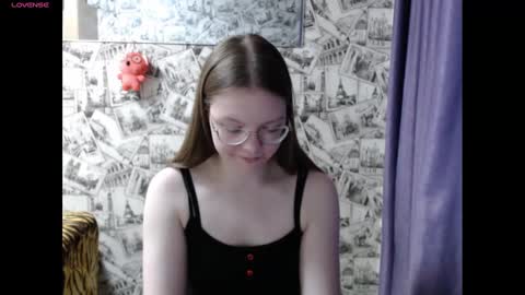 Snapshot of honey_mood chatting on 12.22.24 Lina online show from 12.22.24