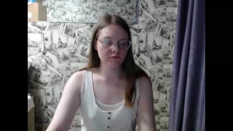 Snapshot of honey_mood chatting on 02.26.25 Lina online show from 02.26.25