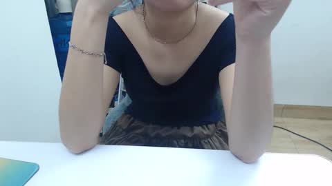 Snapshot of honeybaby2k chatting on 11.25.25 honeybaby2k online show from 11.25.25