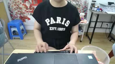 Snapshot of honeybaby2k chatting on 11.30.25 honeybaby2k online show from 11.30.25