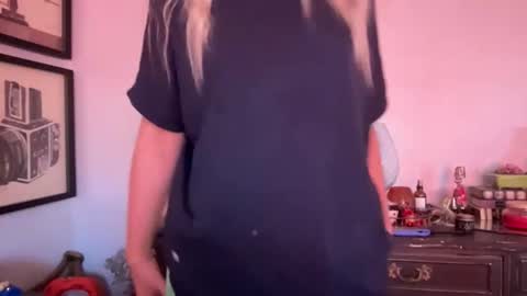 Snapshot of honeybun_z chatting on 11.16.25 honeybun_z online show from 11.16.25