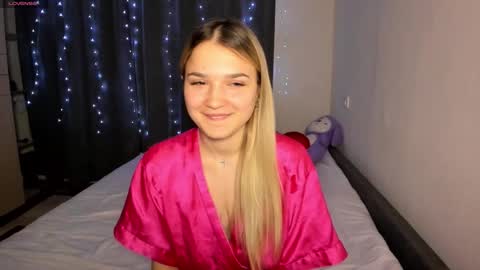 Snapshot of honeybunnyyy_ chatting on 03.27.26 HoneyBunny online show from 03.27.26